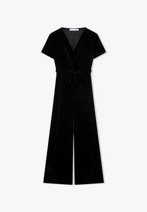 Jumpsuit in velluto nero con maniche corte, scollo avvolgente e dettagli con cintura legata. Presenta gambe larghe e una texture liscia e morbida.
