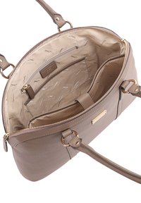 Taupe leren handtas met gouden rits, dubbele handvaten en beige binnenvoering bedrukt met "Paul Costelloe" logo's en meerdere interne vakken.