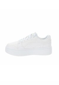 Sneaker bianco con tomaia in morbida pelle, dettagli perforati, lacci piatti e suola in gomma spessa. Design semplice senza loghi visibili.