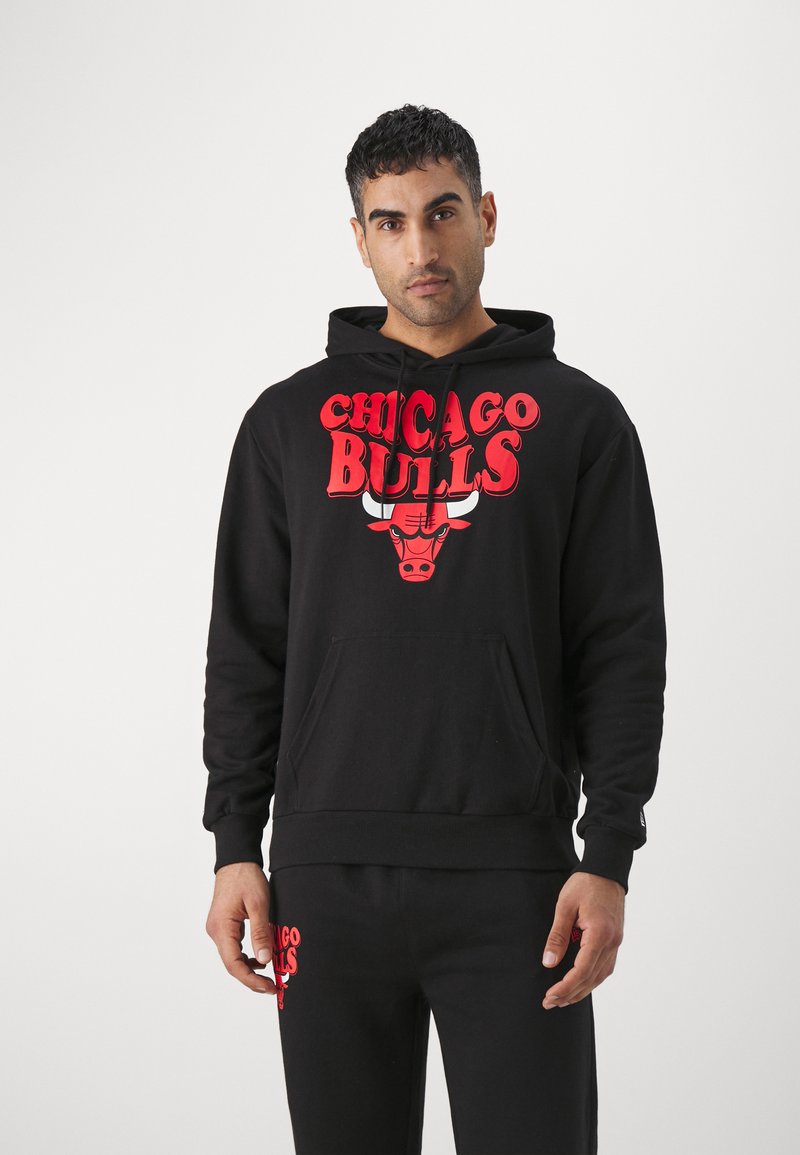 Sort hætte trøje med "Chicago Bulls" logo i rød, med en kængurulomme og ribbede manchetter. Matchet med sorte bukser og et lignende logo.
