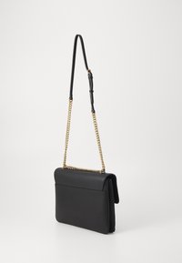 Zwarte leren schoudertas met een gouden schouderketting, rechthoekige vorm, gladde textuur en een voorklep met een zak.