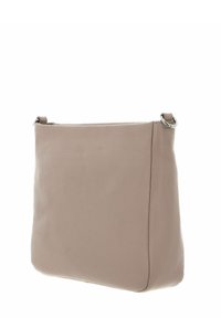 Borsa a tracolla in pelle beige con una texture granitata e anelli metallici argentati per la tracolla regolabile.