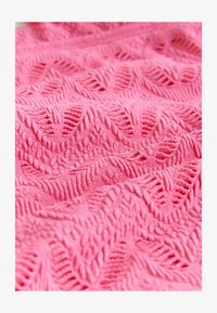 Non sélectionné, pink lace