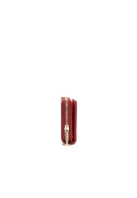 Portofel roșu din piele cu fermoar aurit, design compact și textură netedă. Prezintă un detaliu decorativ la fermoar, situat în partea de jos.