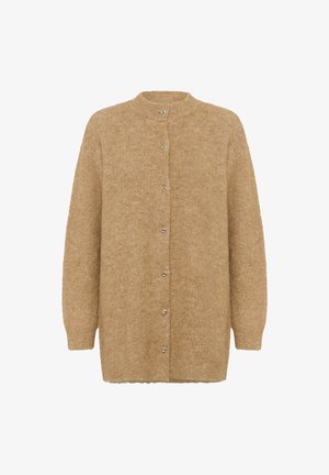 Cardigan en laine beige avec un col rond, des manches longues et une rangée de six boutons en argent au centre. Tissu doux et texturé.