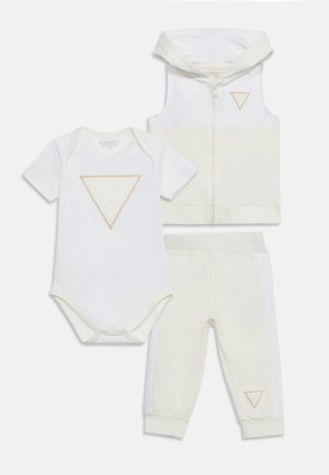 Weißes dreiteiliges Babyoutfit bestehend aus Kurzarm-Body, ärmellosem Zip-up-Hoodie und Hose mit beigen Dreieck-Logo-Akzenten.