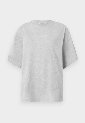 Graues, übergroßes T-Shirt aus weichem Stoff, mit rundem Ausschnitt und kurzen Ärmeln. Auffälliger Logo-Text in Weiß auf der Vorderseite.