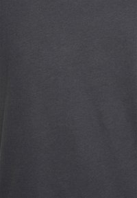 Camiseta de algodón azul marino con una textura suave y mangas cortas, con un cuello redondo y sin patrones ni acentos visibles.