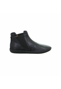 Schwarze Lederknöchelstiefel mit elastischen Seitenpaneelen und flacher Gummisohle, minimalistisches Design, Seitenansicht auf weißem Hintergrund.