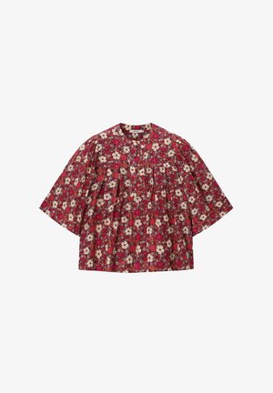 Rote Bluse mit weißen und rosa Blumen, rundem Ausschnitt, Dreiviertelärmeln und unter dem Passe gerafftem Stoff.