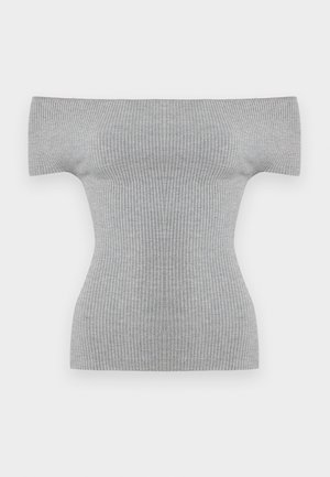 Svetlo siv pulover z rebrastim vzorcem, ki se nosi z ramen brez kratkih rokavov, z oprijetim pasom in ravnim robom.