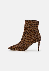 Botín de tobillo con estampado de leopardo, punta puntiaguda, tacón alto de aguja y material texturizado similar a la piel. Cierre lateral con cremallera para facilitar su uso.