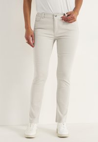 Ljusgrå denimjeans med slim fit, som har knappstängning, femfickdesign och lätt stretch för komfort.