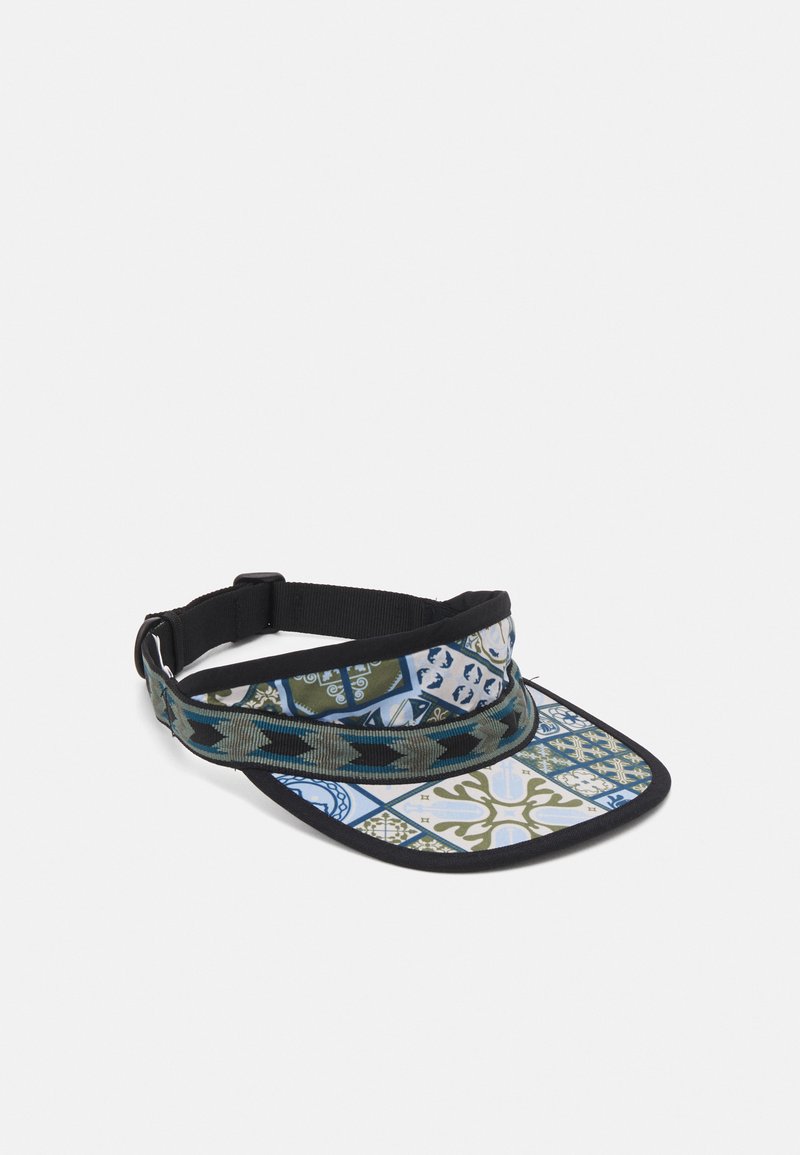 Visirhatt med et mønstret, lett skjerm som har blå, grønn og hvit geometriske design; justerbar svart stropp bak.
