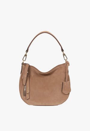 Braune Wildleder-Schultertasche mit abgerundeter Form, einem oberen Reißverschluss, abnehmbarem Quastenanhänger und goldfarbenen Beschlägen. Glatte Textur und minimalistisches Design.