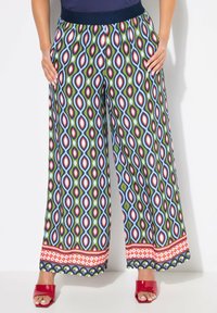 Wijde broek met een levendig geometrisch patroon in groen, blauw, rood en wit, met een contrasterende band aan de zoom en een zachte tailleband.