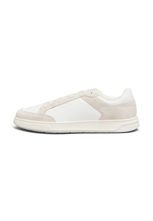 Zapatillas bajas de ante y cuero en crema y blanco. Punta redondeada, diseño con cordones, panel lateral texturizado y cuello acolchado. Suela de goma.