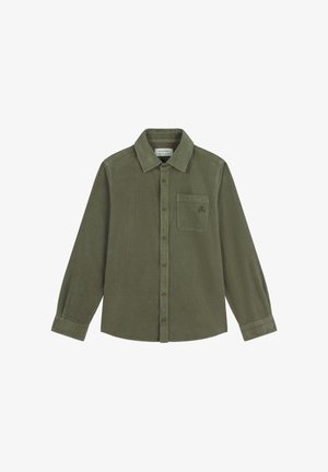 Camisa de pana verde aceituna con cuello abotonado, mangas largas, bolsillo frontal y pequeño detalle de calavera bordado.