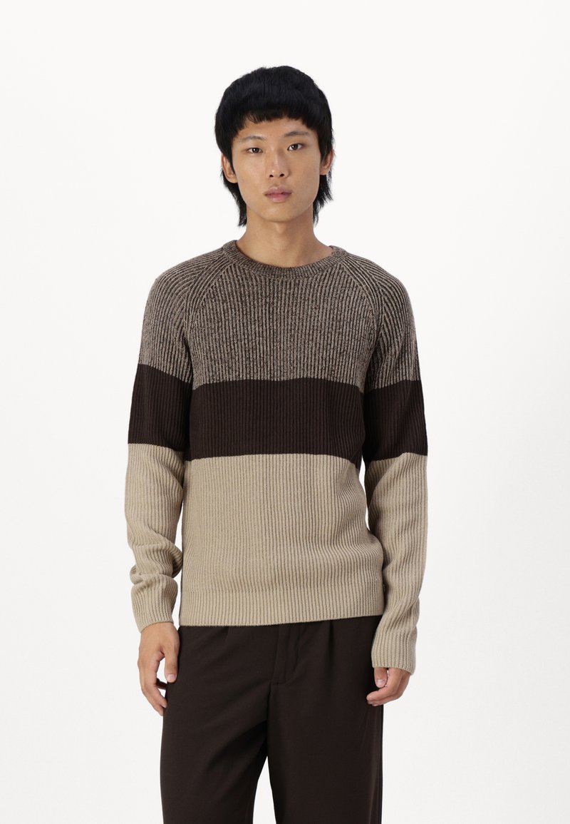 Maglione lavorato a maglia con una texture a coste, caratterizzato da tonalità di marrone e beige, e un design color block con maniche lunghe e collo rotondo.