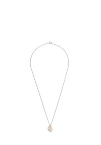 Silverhalsband med en tunn kedja och en berlock som har ihopflätade öglor i roséguld och klara ädelstenar.