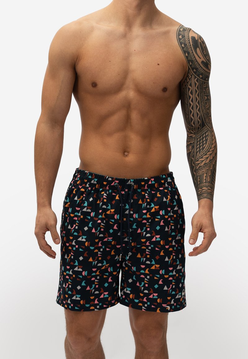 Zwarte zwembroek met een kleurrijk geometrisch patroon in roze, blauw en wit. Heeft een elastische tailleband met een trekkoord.