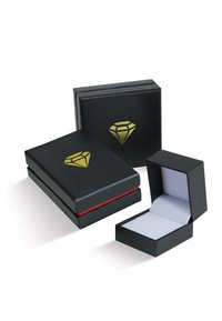 Zwarte sieradendozen met een gouden diamantdesign, met een rode binnenvoering, waarbij één doos openstaat om een zachte, witte stofbasis te onthullen.