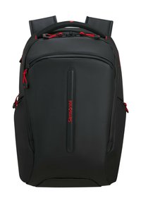 Svart Samsonite-ryggsäck med röda detaljer, slät yta, vadderade axelremmar, flera fickor med dragkedja och ett topplatch.