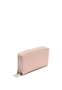 Portefeuille zippé rose avec une texture lisse, de forme rectangulaire et des accents en métal sur la fermeture éclair. Il dispose de deux compartiments et d'un design élégant.