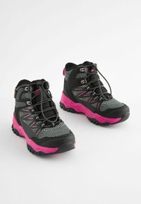 Bottes de randonnée noires et roses avec un dessus en maille texturée, des lacets robustes, un col rembourré et une semelle en caoutchouc dotée de profondes rainures pour une meilleure adhérence.