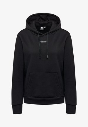 Zwarte hoodie gemaakt van zachte stof, met een kangoeroezak, koordjes en een klein logo op de borst.