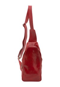 Borsa in pelle rossa con finitura lucida, design asimmetrico e tracolla regolabile. Presenta una tasca laterale con zip per riporre oggetti.