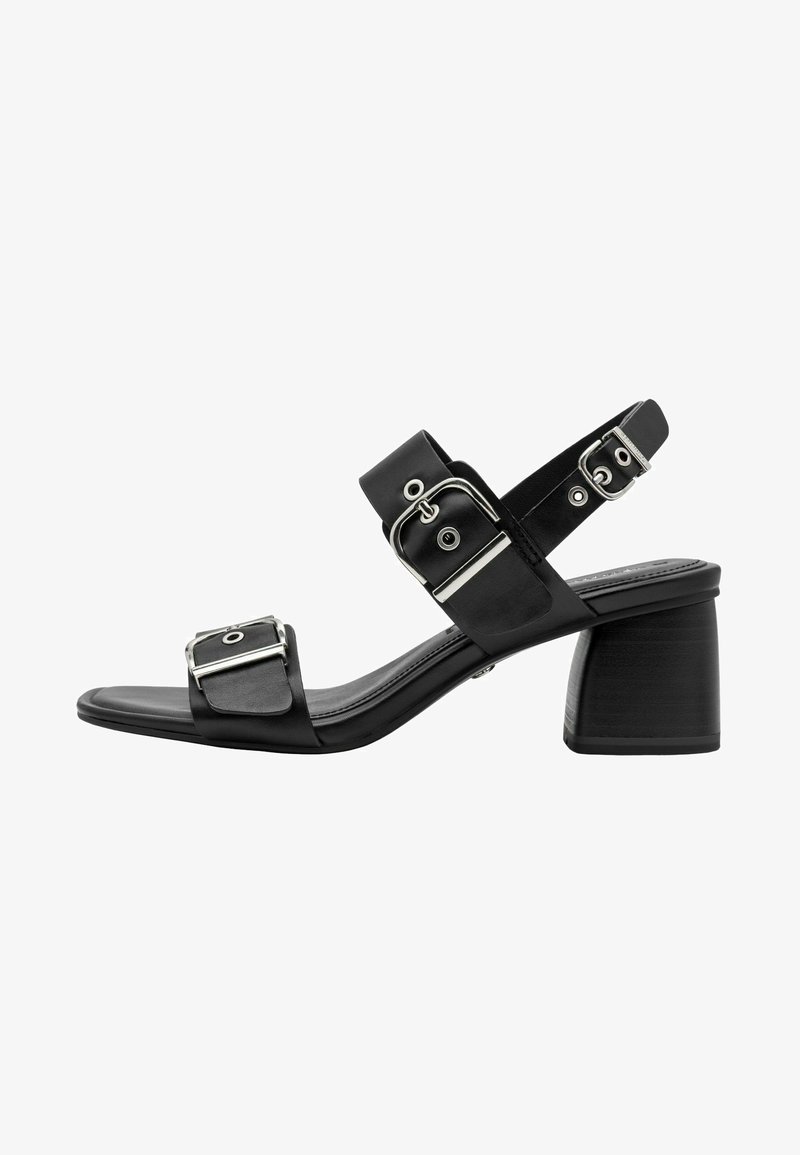 Sandale en cuir noir avec bout carré et talon bloc. Comprend des brides réglables et des boucles argentées pour un ajustement sécurisé. Texture lisse.