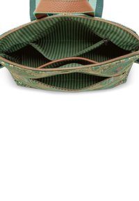 Groene handtas interieur met een patroon, voorzien van meerdere compartimenten; gestreepte stoffen voering; heeft een ritsluiting en tanleren accenten.