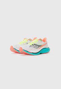 Zapatillas deportivas blancas con parte superior de malla, cordones neón amarillos y acentos en coral. Presenta un logo negro y suela de color aqua.