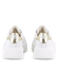 Λευκά αθλητικά παπούτσια με υφή στη σόλα, μεταλλικές χρυσές λεπτομέρειες και λογότυπο στο πίσω μέρος. Ομαλή επιφάνεια με κλασικό σχέδιο.