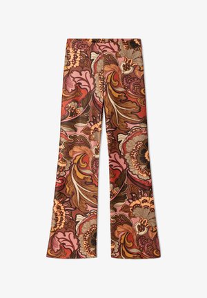 Wijde broek met een vintage bloemen- en bladerenpatroon in bruine, roze, oranje en beige tinten op een witte achtergrond.