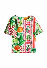 Top à manches courtes en tissu multicolore présentant un motif floral et géométrique, avec des nuances d'orange, de vert et de rouge, col rond, coupe décontractée.