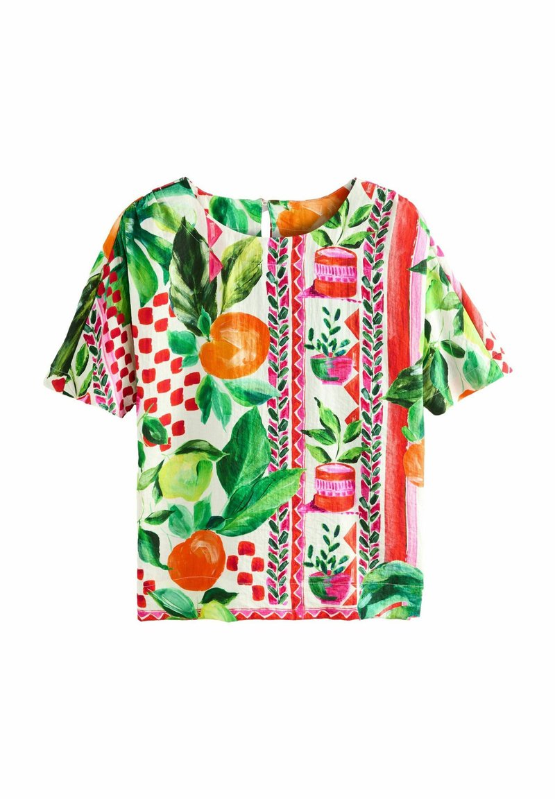 Top à manches courtes en tissu multicolore présentant un motif floral et géométrique, avec des nuances d'orange, de vert et de rouge, col rond, coupe décontractée.