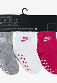 Tri páry členkových ponožiek: sivé, biele a ružové. Každý pár má logo a gumové bodky na podrážke protišmykovému uchopeniu.