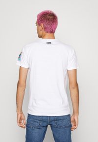 Brave Soul T-shirt estampada - optic white/multicolour