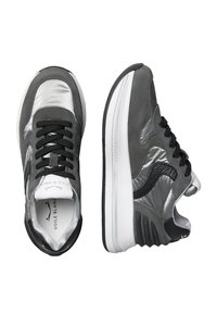 Sneaker grigia con accenti metallici argento lisci, lacci neri e sezioni nere strutturate. Presenta una suola intermedia bianca e una suola esterna con motivo.