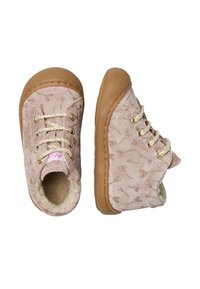 Chaussures en suede rose avec des motifs floraux dorés, design à lacets, doublure intérieure douce et semelles en caoutchouc pour une meilleure adhérence.