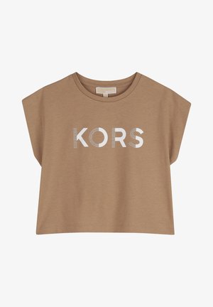 Καφέ κοντό αμάνικο τοπ με στρογγυλή λαιμόκοψη και λευκό στυλιζαρισμένο κείμενο "KORS" στο στήθος.