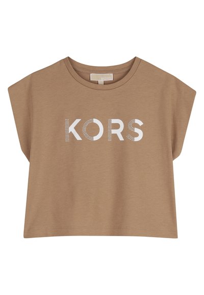 Καφέ κοντό αμάνικο τοπ με στρογγυλή λαιμόκοψη και λευκό στυλιζαρισμένο κείμενο "KORS" στο στήθος.