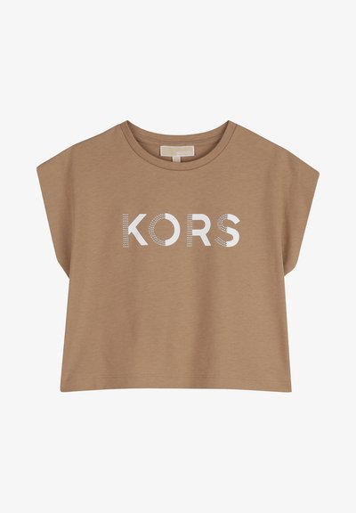 Καφέ κοντό αμάνικο τοπ με στρογγυλή λαιμόκοψη και λευκό στυλιζαρισμένο κείμενο "KORS" στο στήθος.