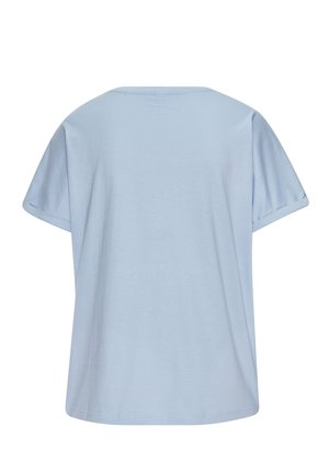 Helevalge lühikeste varrukatega T-särk, millel on rullitud varrukaservad, sirge ääreosa ja ümara kaelusega, nähtav tagantpoolt.