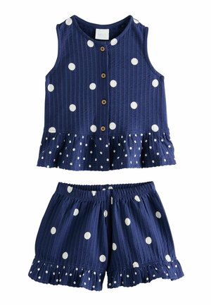 Marineblaues ärmelloses Top- und Shorts-Set mit weißen Polka-Dots, Holzknöpfen am Top und gerafften Säumen.