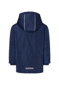 Granatowa parka dziecięca z kapturem, odblaskowe lamówki na kapturem, ściągacze przy rękawach oraz metka "NPPS Outdoors" na dolnym rzędzie z tyłu.