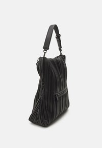 Zwarte geplooide leren tas met een gestructureerd oppervlak, voorzien van een schouderband en een ritsvak aan de voorkant voor extra functionaliteit.