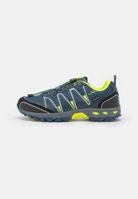 Męskie buty do biegania w terenie w ciemnoniebieskim i czarnym siateczkowym materiale, z refleksyjnych srebrnymi paskami i neonowymi żółtymi akcentami, zaprojektowane z myślą o wodoodporności.